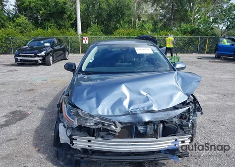 2021 Toyota Corolla Le z USA, uszkodzony, nr VIN JTDEPMAE1MJ126791